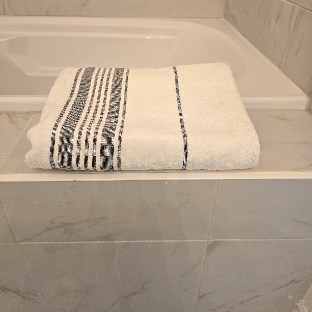 Premium Cotton Bath Towel, Lightweight and Highly Absorbent, Quick Drying Towel